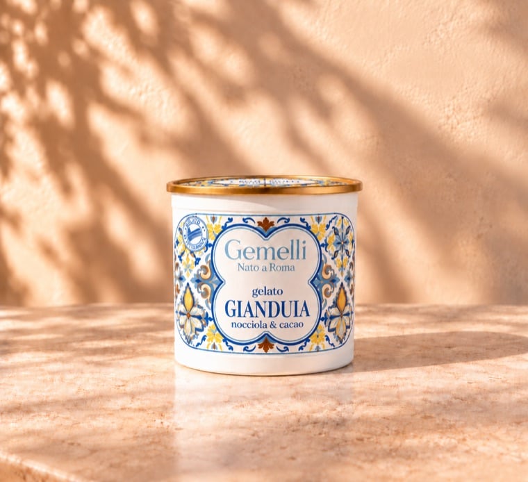 Le pot de gelato Gianduja Gemelli, au décor de faïence bleue