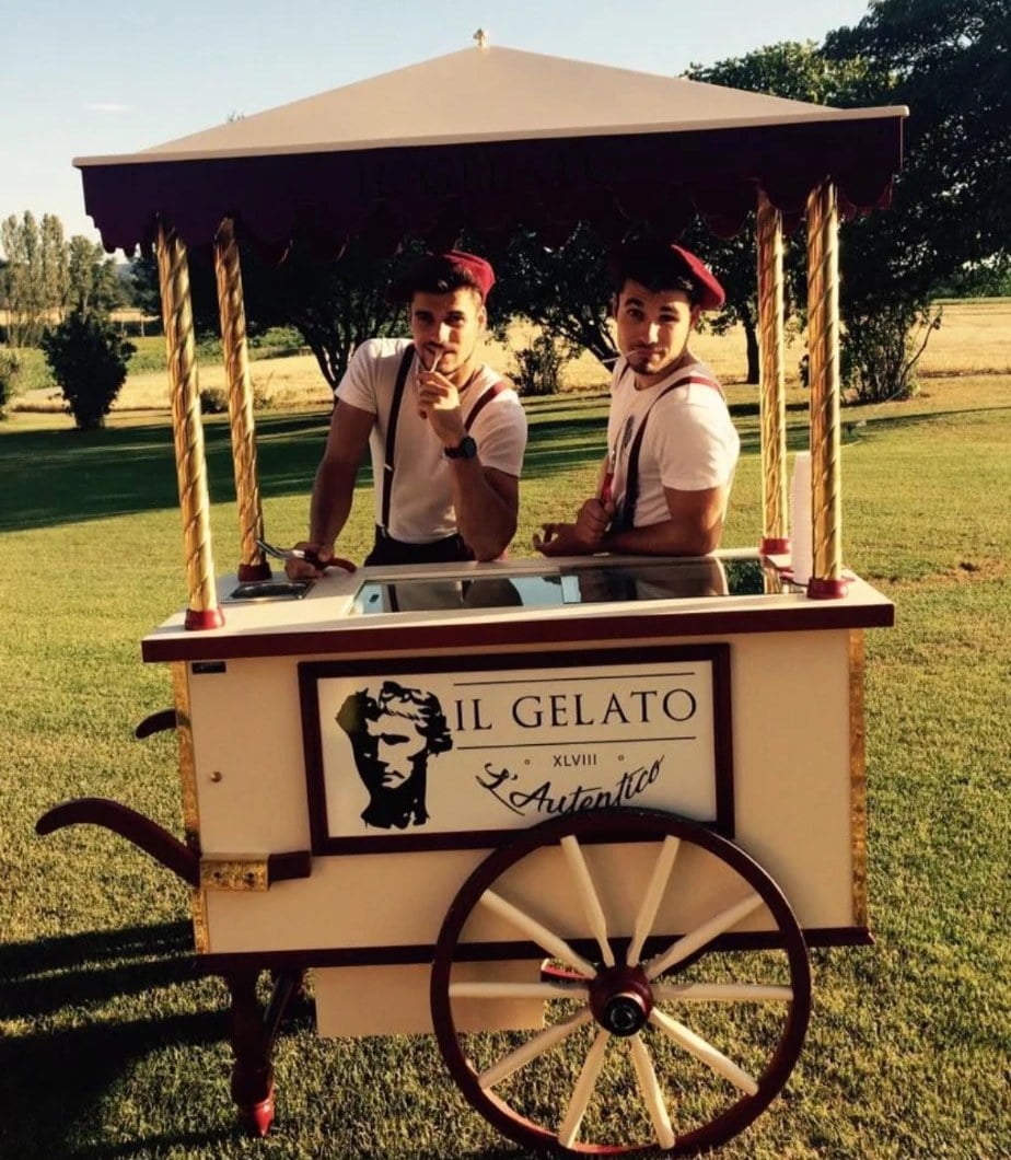 Les deux frères derrière leur charrette à glaces Il Gelato