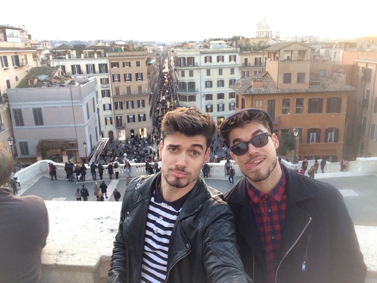 Selfie des deux frères en haut de l'escalier de la place d'Espagne