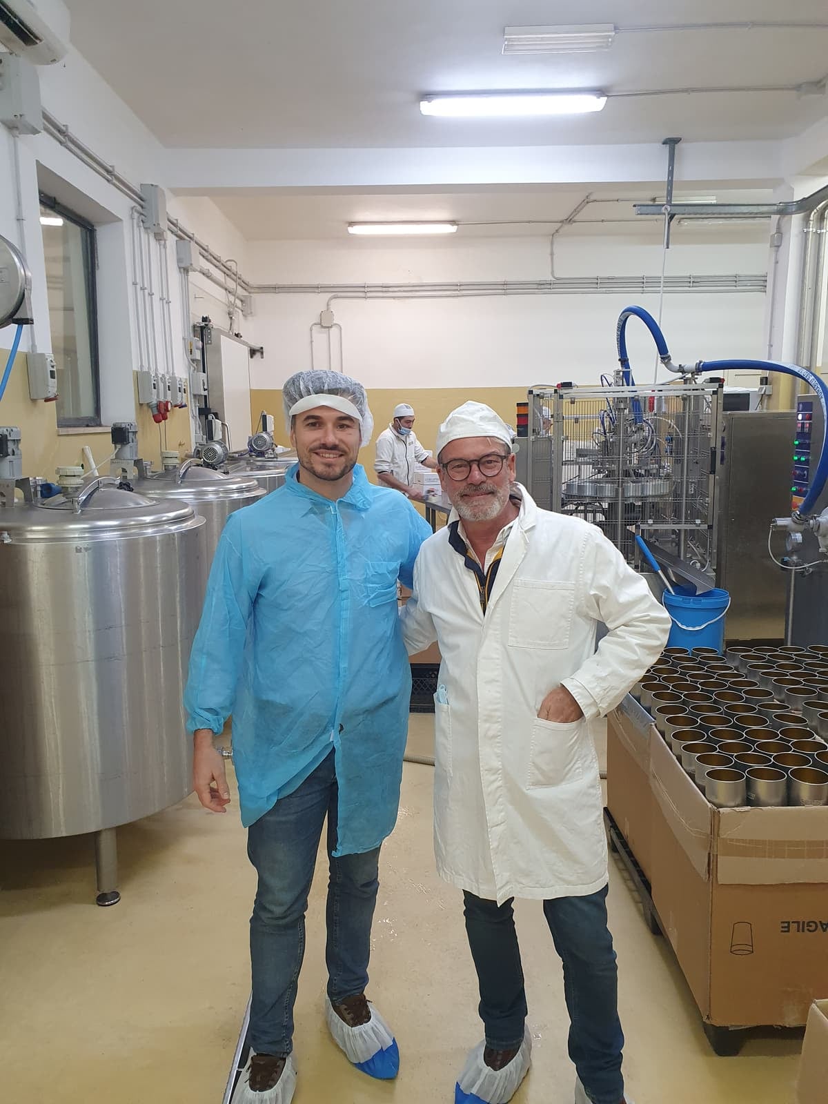 Guillaume et Fabrizio, notre partenaire producteur, dans l'atelier de fabrication en Italie