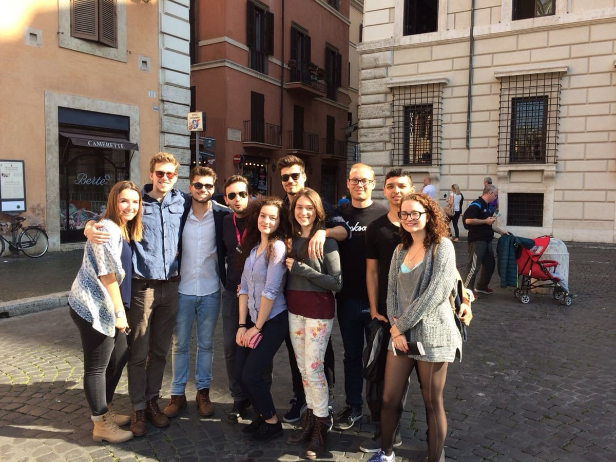 Les deux frères et leurs amis dans une ruelle de Rome