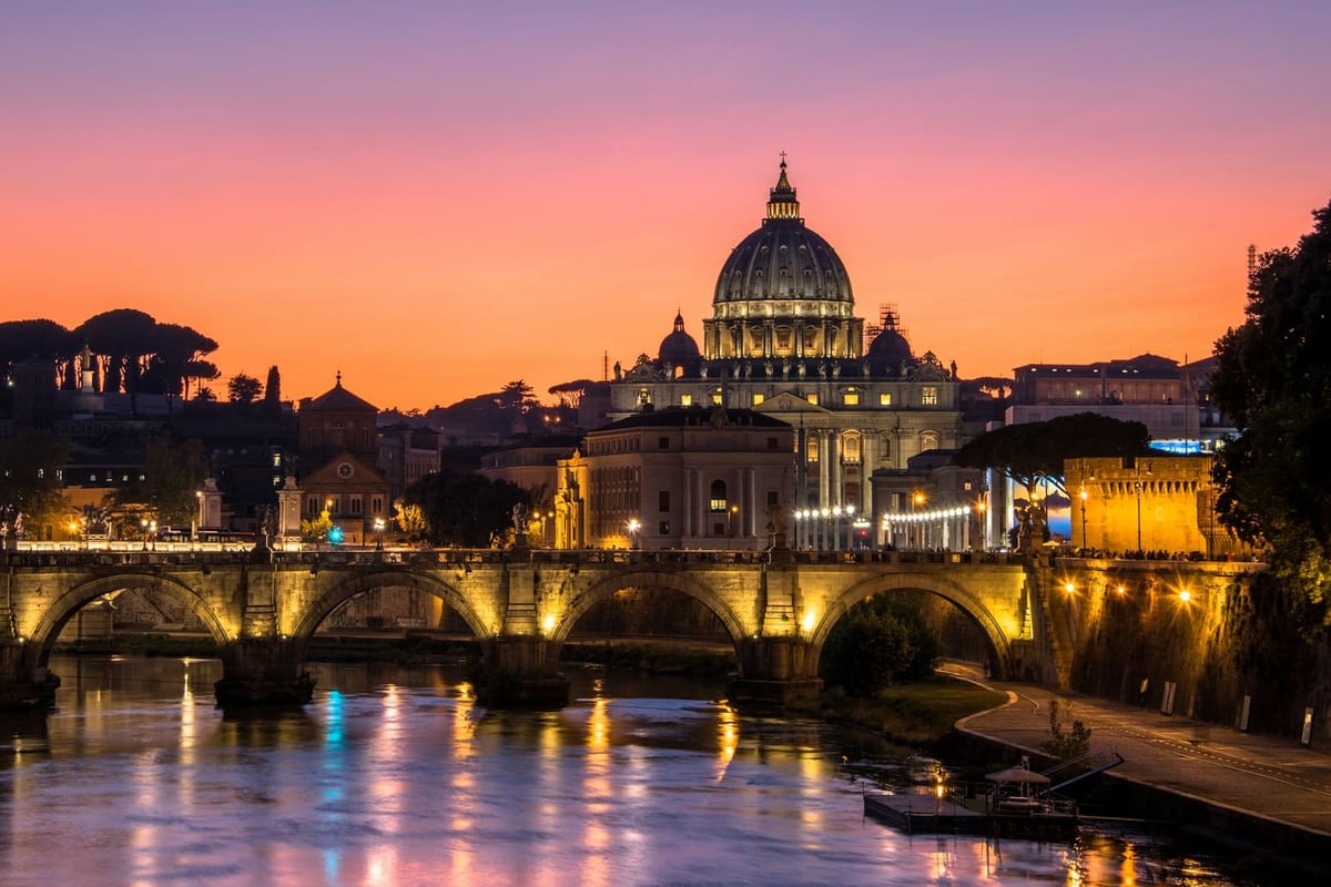 Rome au crépuscule : le pont Saint-Ange sur le Tibre et le dôme de Saint-Pierre