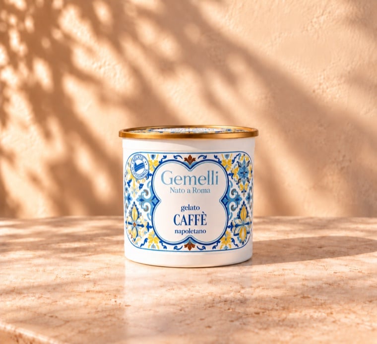 Le pot de gelato Caffè Gemelli, au décor de faïence bleue