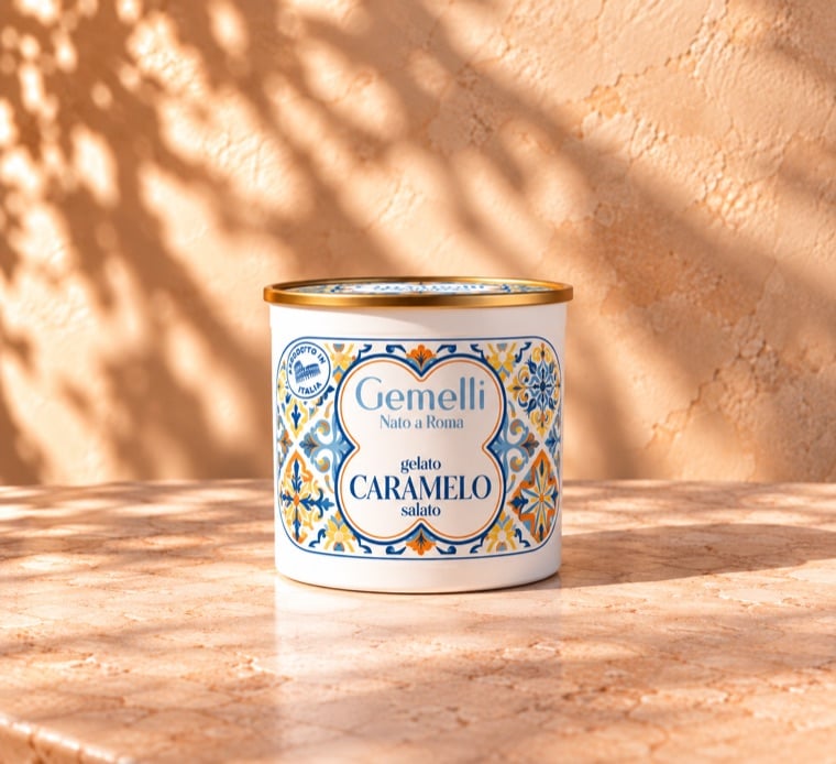 Le pot de gelato Caramello Gemelli, au décor de faïence bleue