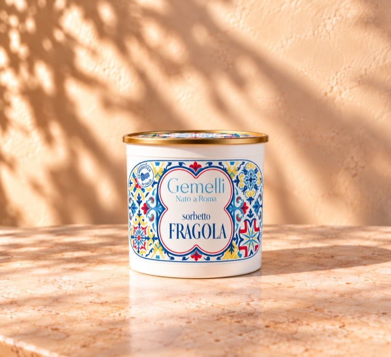 Le pot de sorbetto Fragola Gemelli, au décor de faïence bleue