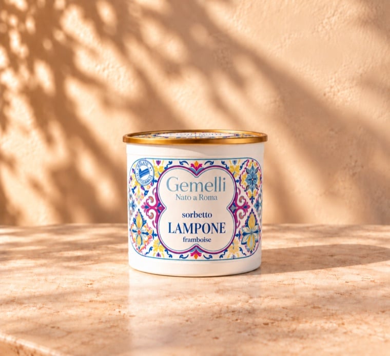 Le pot de sorbetto Lampone Gemelli, au décor de faïence bleue