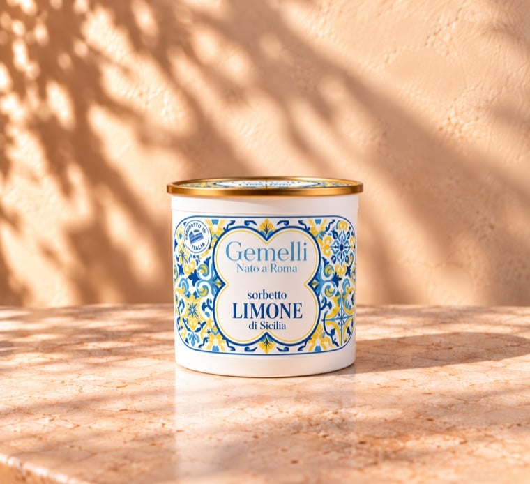 Le pot de sorbetto Limone Gemelli, au décor de faïence bleue