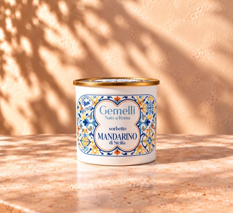 Le pot de sorbetto Mandarino Gemelli, au décor de faïence bleue
