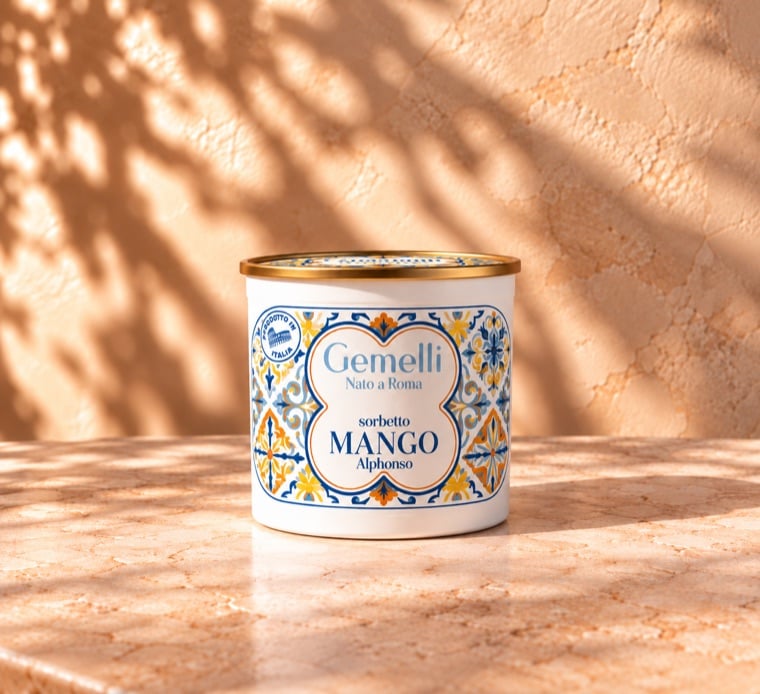 Le pot de sorbetto Mango Gemelli, au décor de faïence bleue