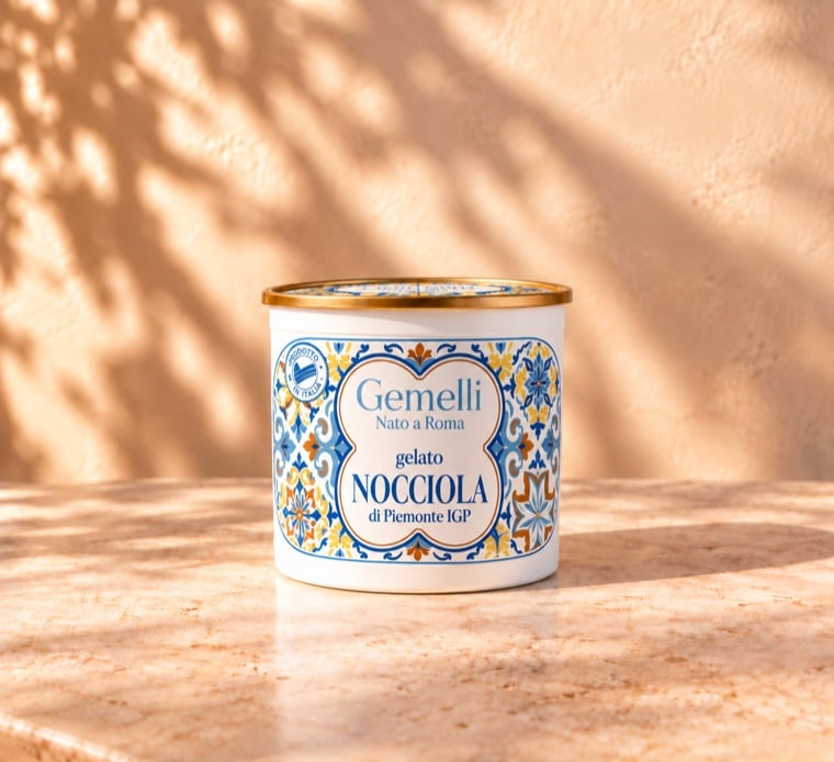 Le pot de gelato Nocciola Gemelli, au décor de faïence bleue