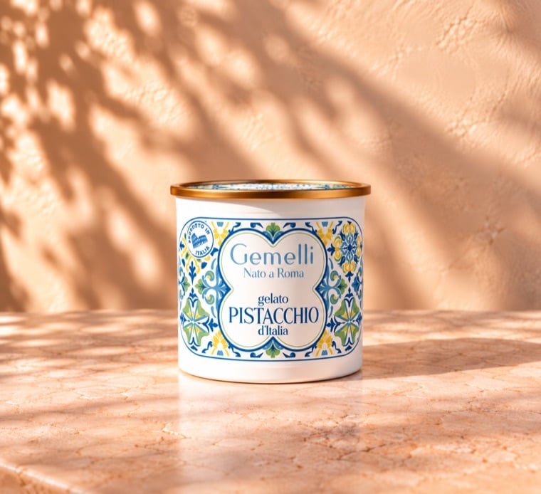 Le pot de gelato Pistacchio Gemelli, au décor de faïence bleue