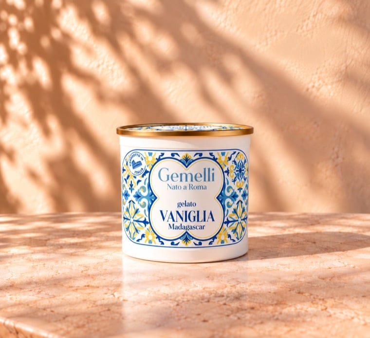 Le pot de gelato Vaniglia Gemelli, au décor de faïence bleue
