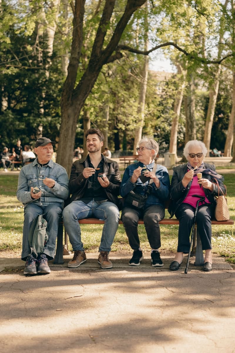 Une dégustation de glaces Gemelli entre amis, sur un banc dans un parc
