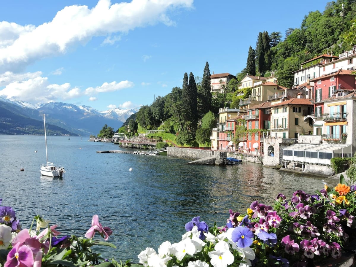 Varenna, sur le lac de Côme : des maisons colorées au bord de l'eau, des fleurs au premier plan