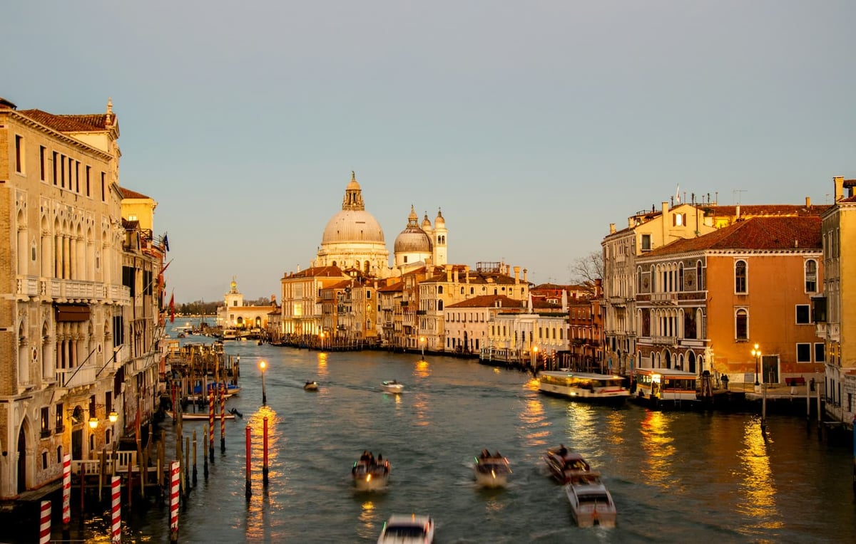 Le Grand Canal à Venise au soleil couchant, la basilique de la Salute au loin