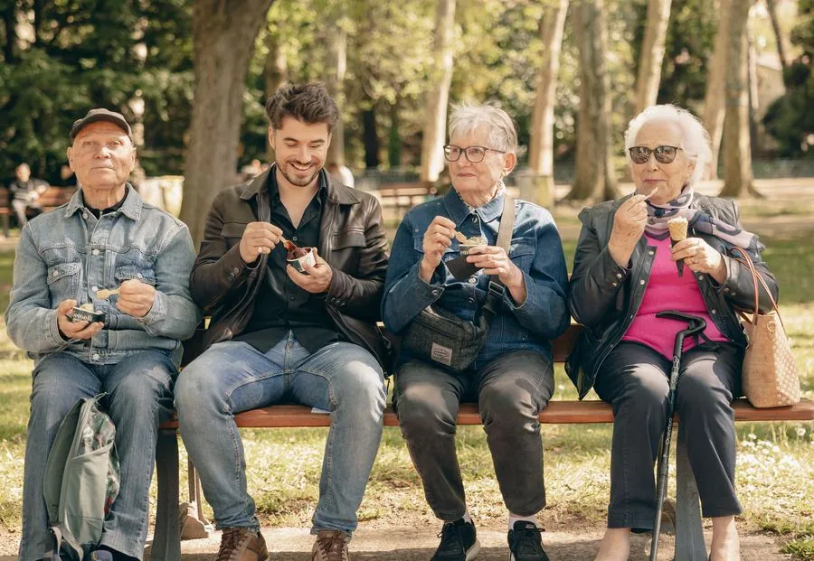 Sur un banc, on partage une glace entre générations