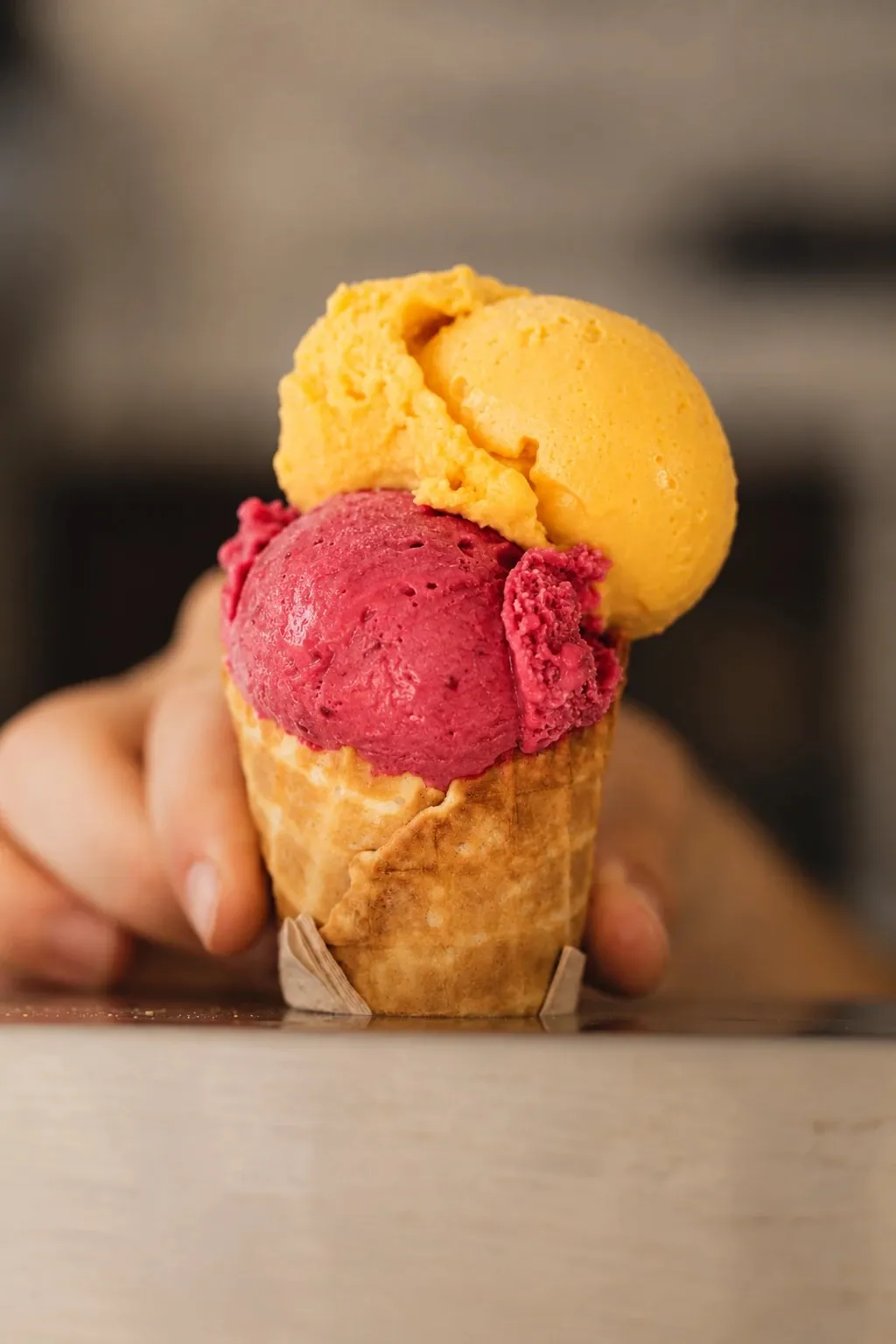 Un cornet de sorbetti Mango et Lampone Gemelli