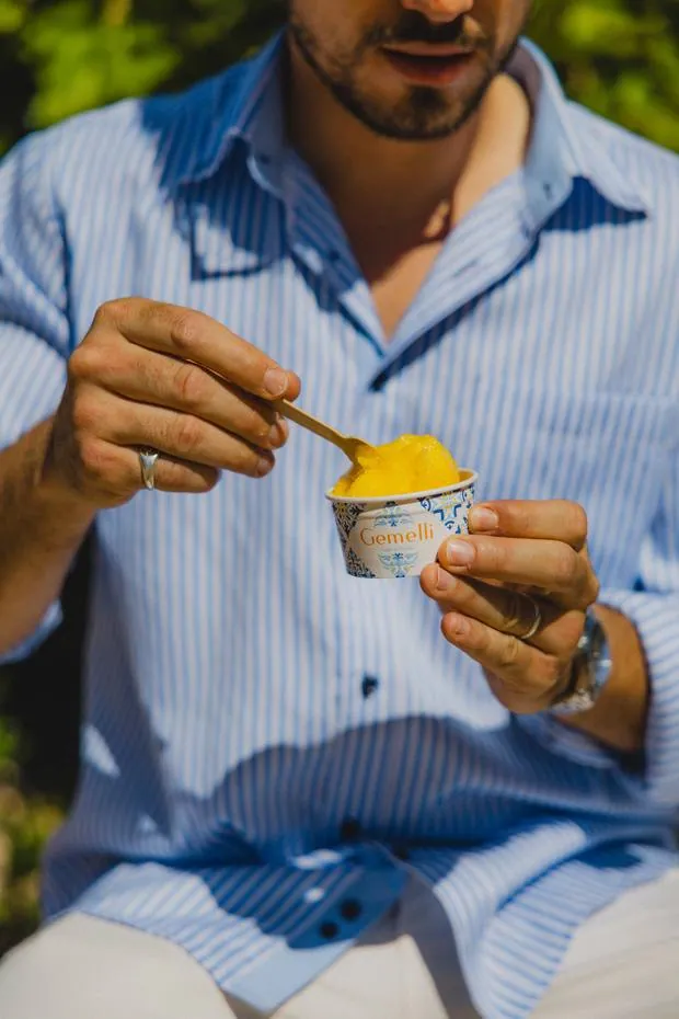 Une cuillère de sorbetto à la mangue, jaune vif