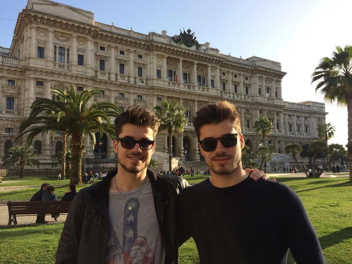 Guillaume et Nicolas devant le palais de justice de la piazza Cavour, à Rome, en 2016