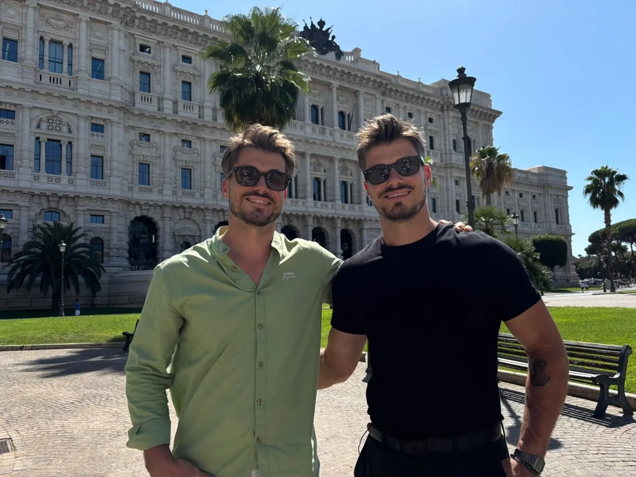 Guillaume et Nicolas, dix ans plus tard, au même endroit de la piazza Cavour, à Rome