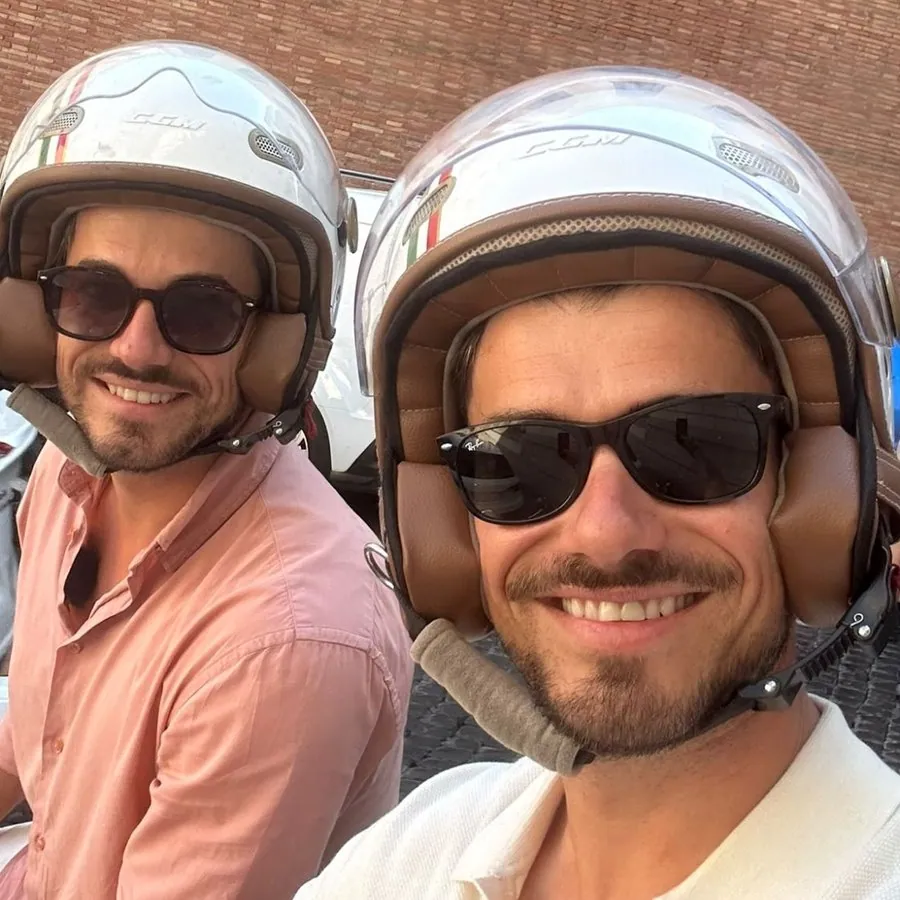 Guillaume et Nicolas en Vespa dans une rue de Rome