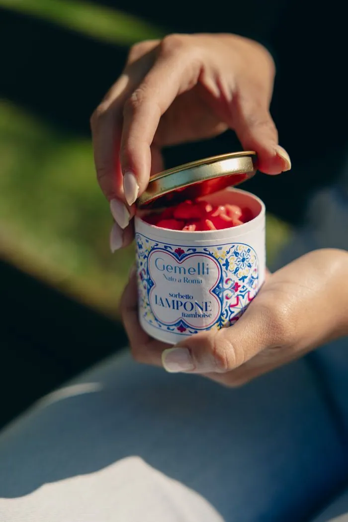 Un pot de sorbetto Lampone que l'on ouvre