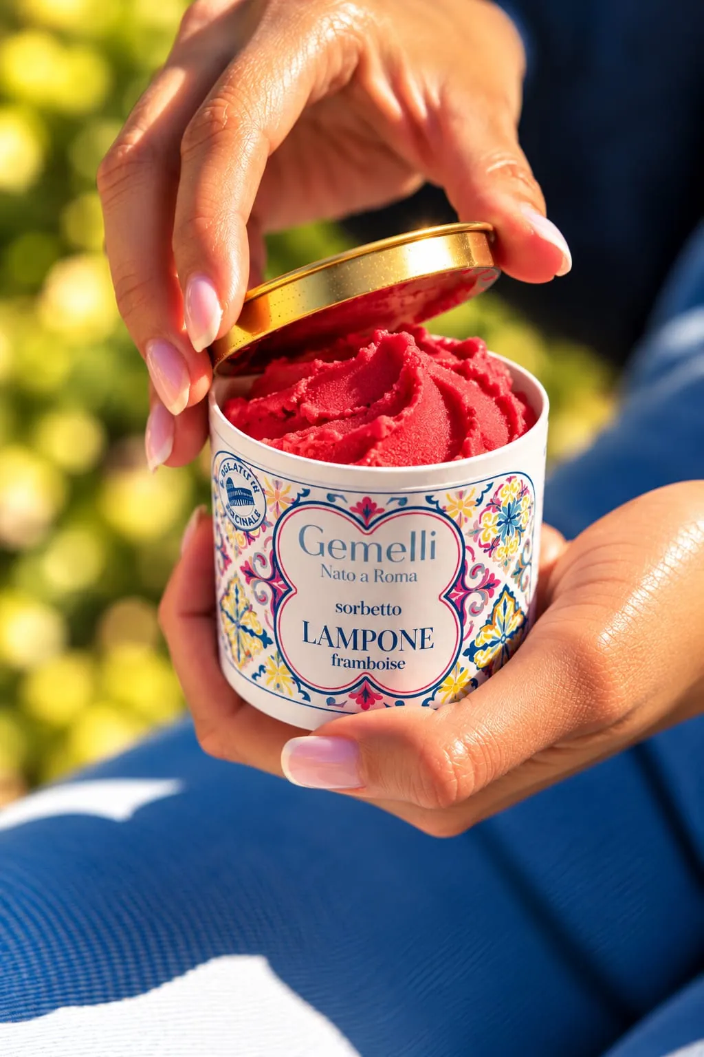 Un pot de sorbetto Lampone que l'on ouvre