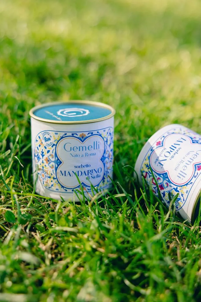 Deux pots Mandarino posés dans l'herbe