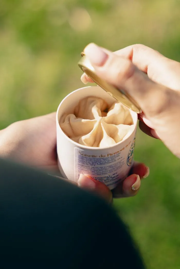 Un pot de gelato Nocciola ouvert : la crème, en volutes