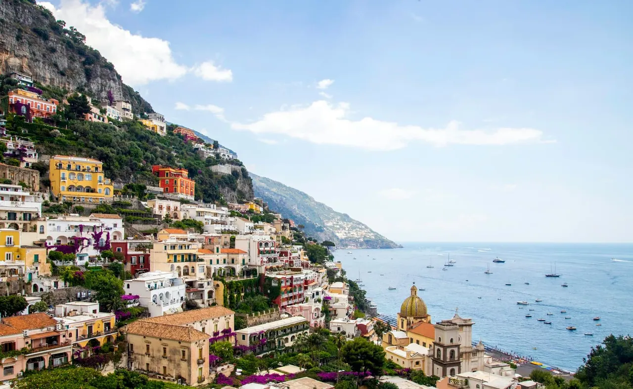 Positano, sur la côte amalfitaine : les maisons colorées descendent jusqu'à la mer