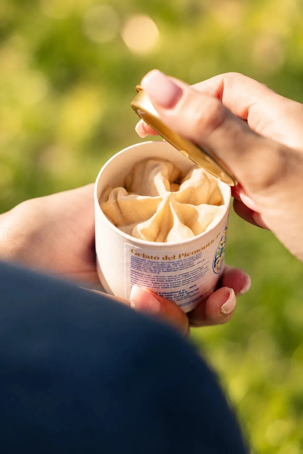 Un pot de gelato Gemelli ouvert, à la texture crémeuse