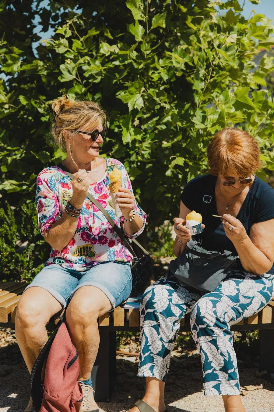 Deux amies savourent une glace au soleil