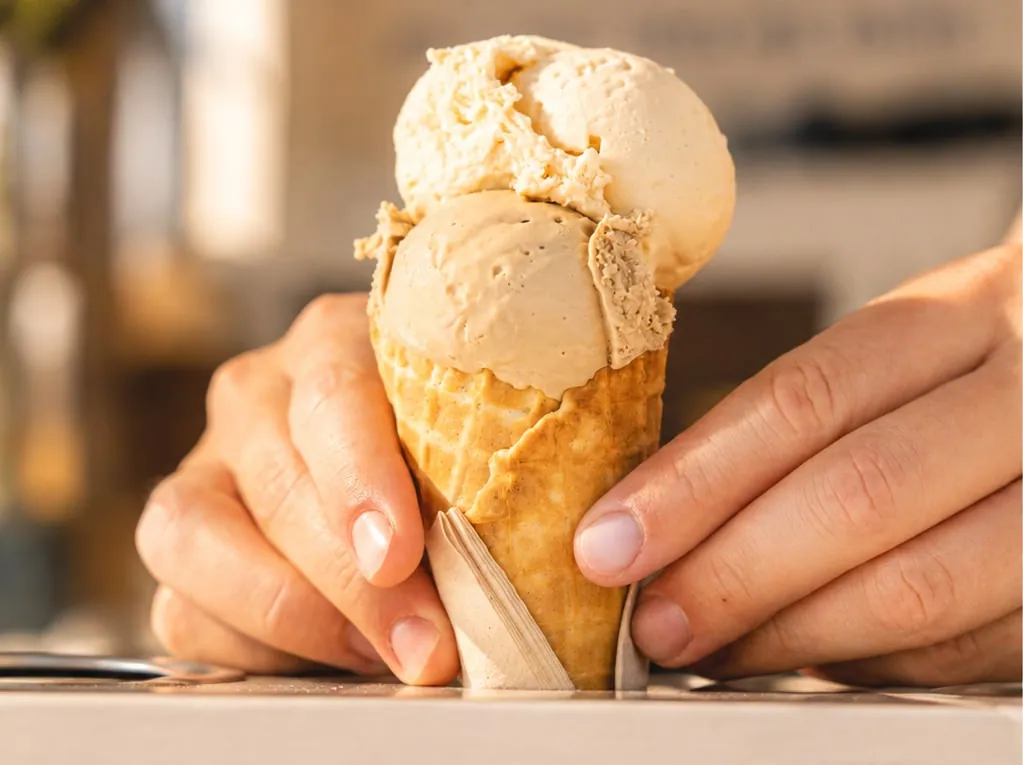 Un cornet de gelato Gemelli, servi au comptoir