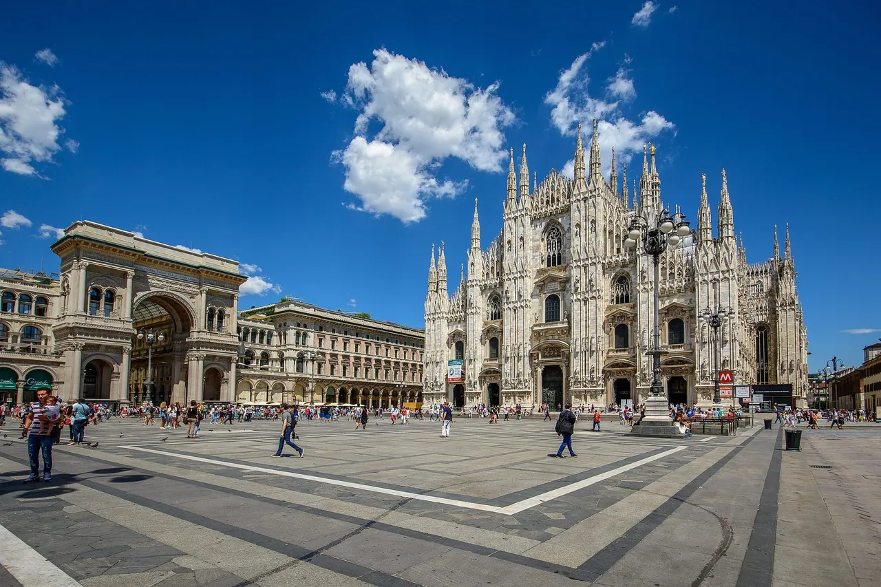 Le Duomo de Milan et la galerie Victor-Emmanuel II sous un ciel bleu