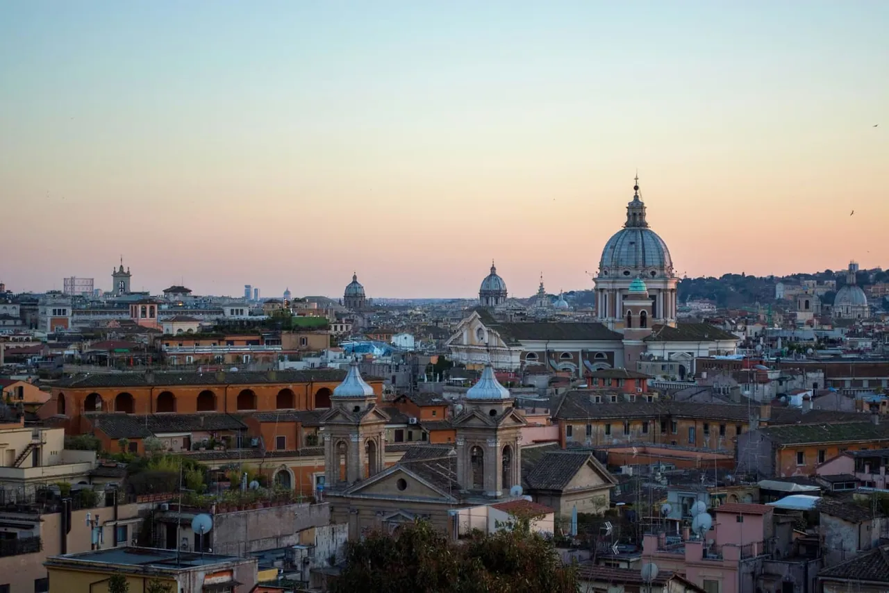 Les toits de Rome et le dôme de Saint-Pierre à la tombée du jour